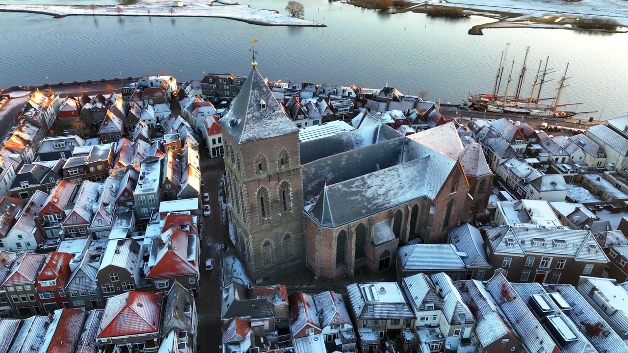 Kampen Buitenkerk冬季鸟瞰图视频素材