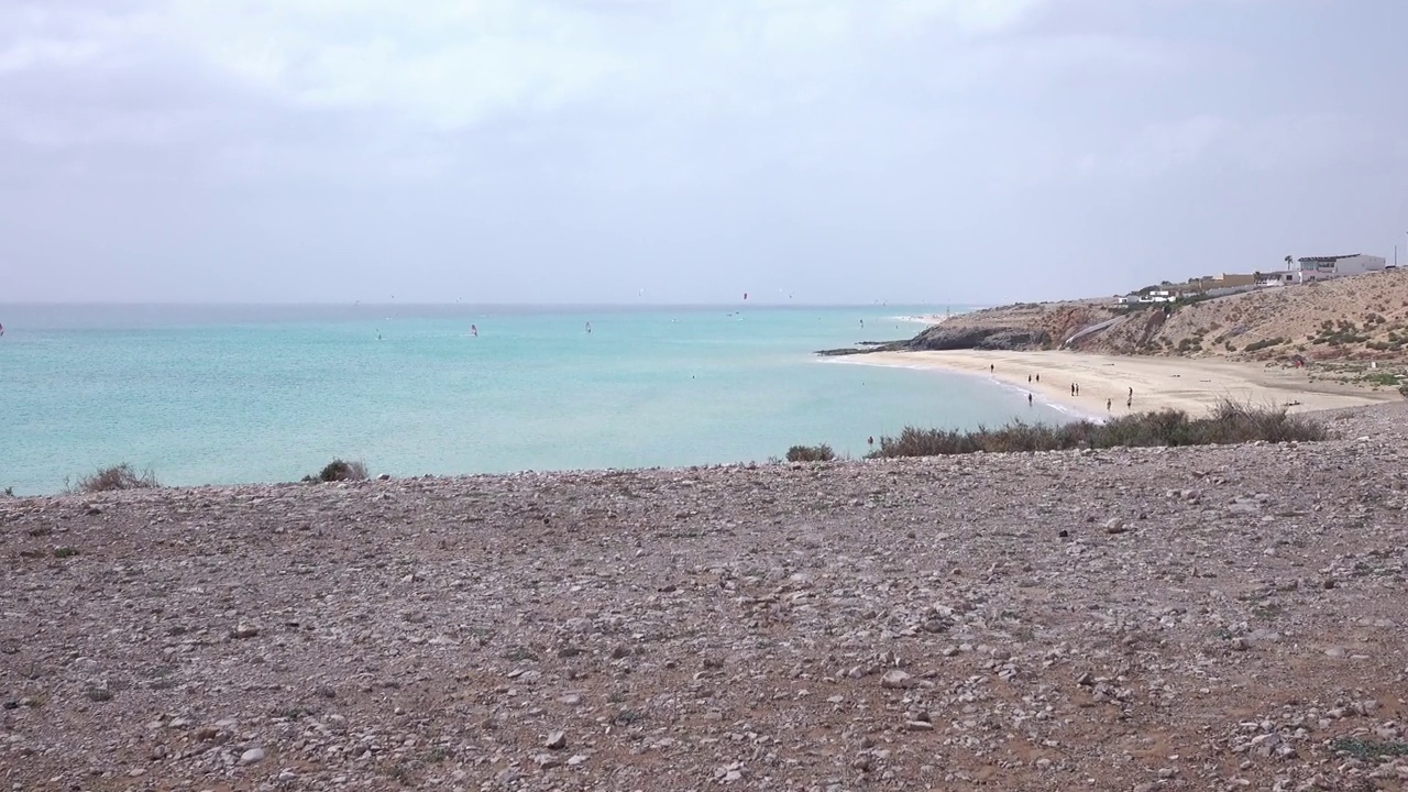 西班牙富埃特文图拉岛海岸线的壮丽全景，蔚蓝的海水和原始的海滩视频素材