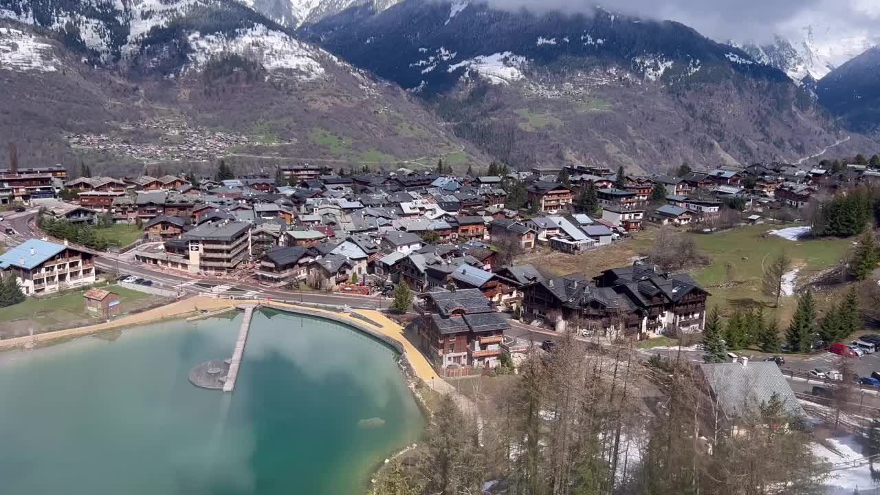 美丽的空中村庄风景冬天与湖在法国阿尔卑斯山在一个阳光明媚的日子。视频素材