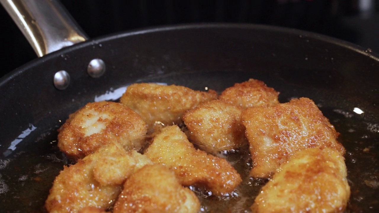 准备鸡肉菜。煎鸡腿前的准备工作。厨师用刀把鸡腿上的软骨切下来。缓慢的运动。选择的重点。视频素材