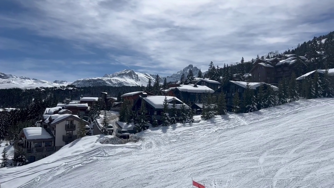 在法国阿尔卑斯山脉的Courchevel滑雪胜地，冬天的小木屋被雪覆盖视频素材