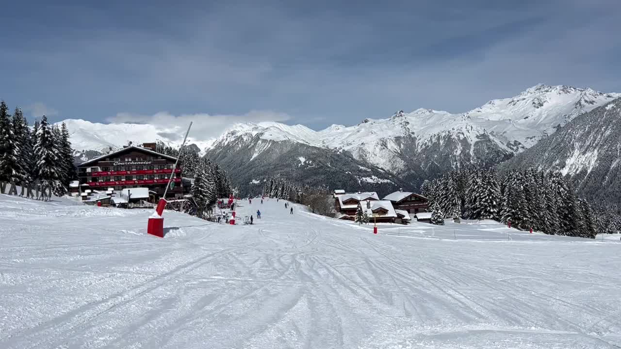 冬天在法国阿尔卑斯山，在小木屋里滑雪视频素材