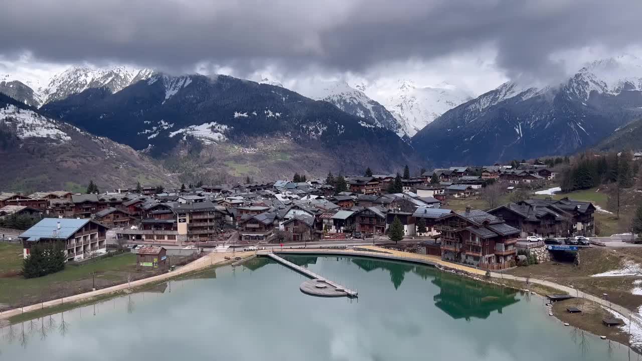 美丽的空中村庄风景冬天与湖在法国阿尔卑斯山。视频素材