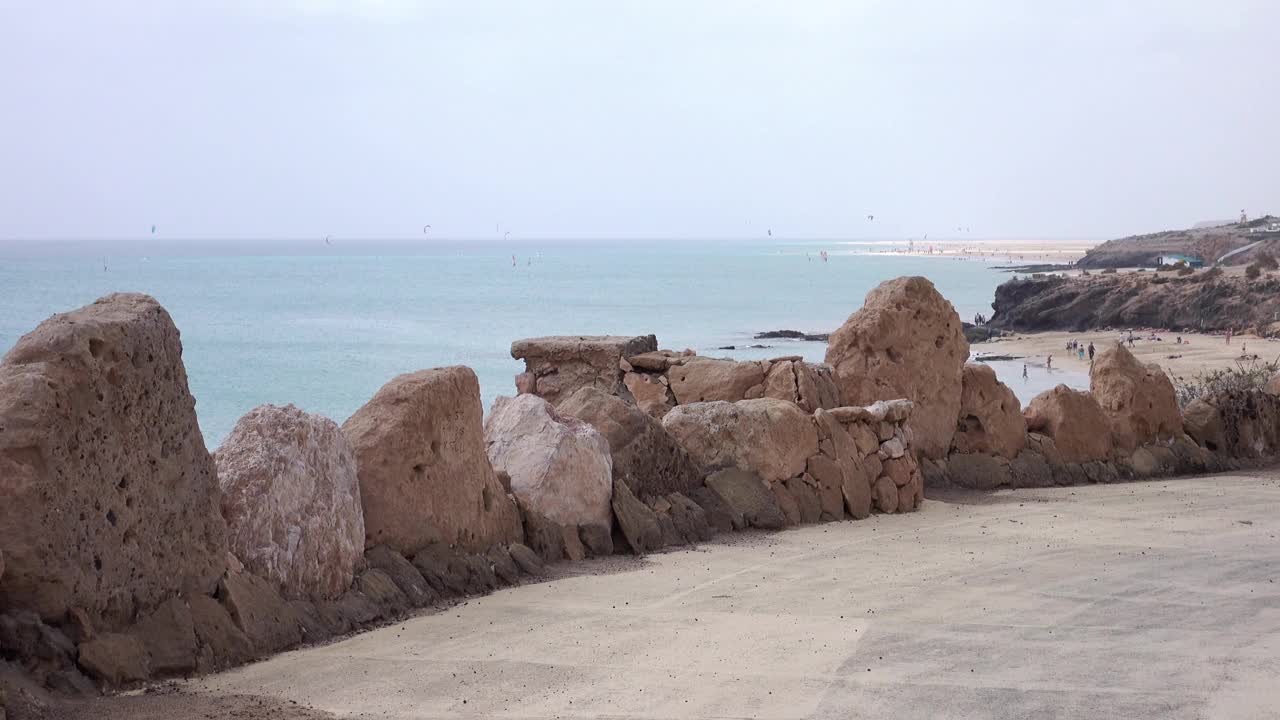 西班牙富埃特文图拉岛海岸线的壮丽全景，蔚蓝的海水和原始的海滩视频素材