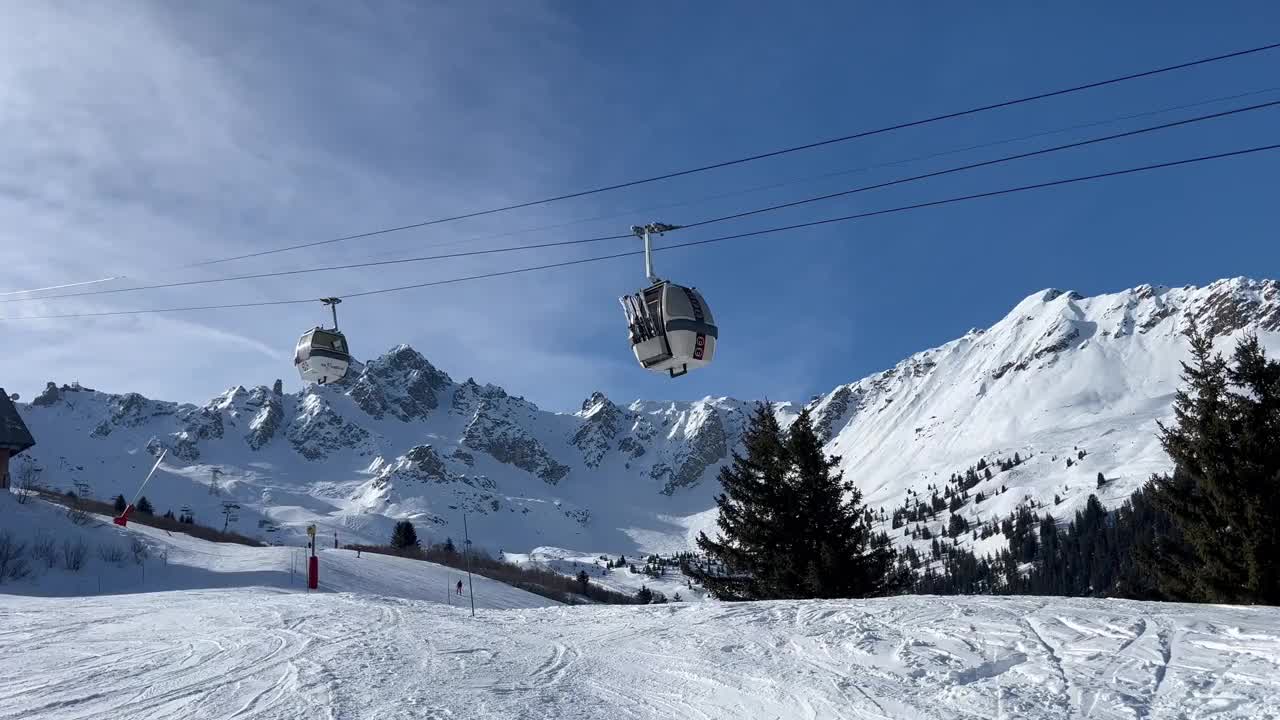 冬季，滑雪胜地Courchevel的滑雪缆车视频素材