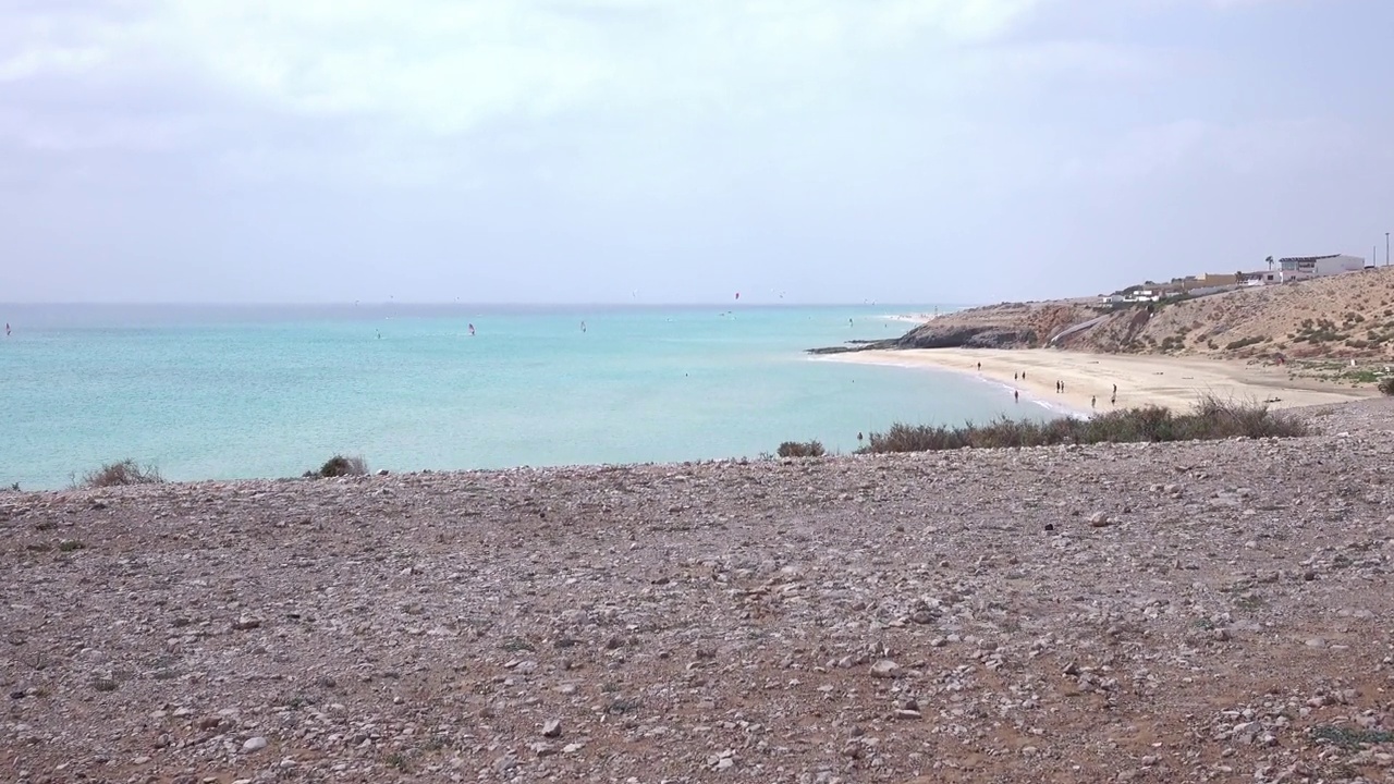 西班牙富埃特文图拉岛海岸线的壮丽全景，蔚蓝的海水和原始的海滩视频素材