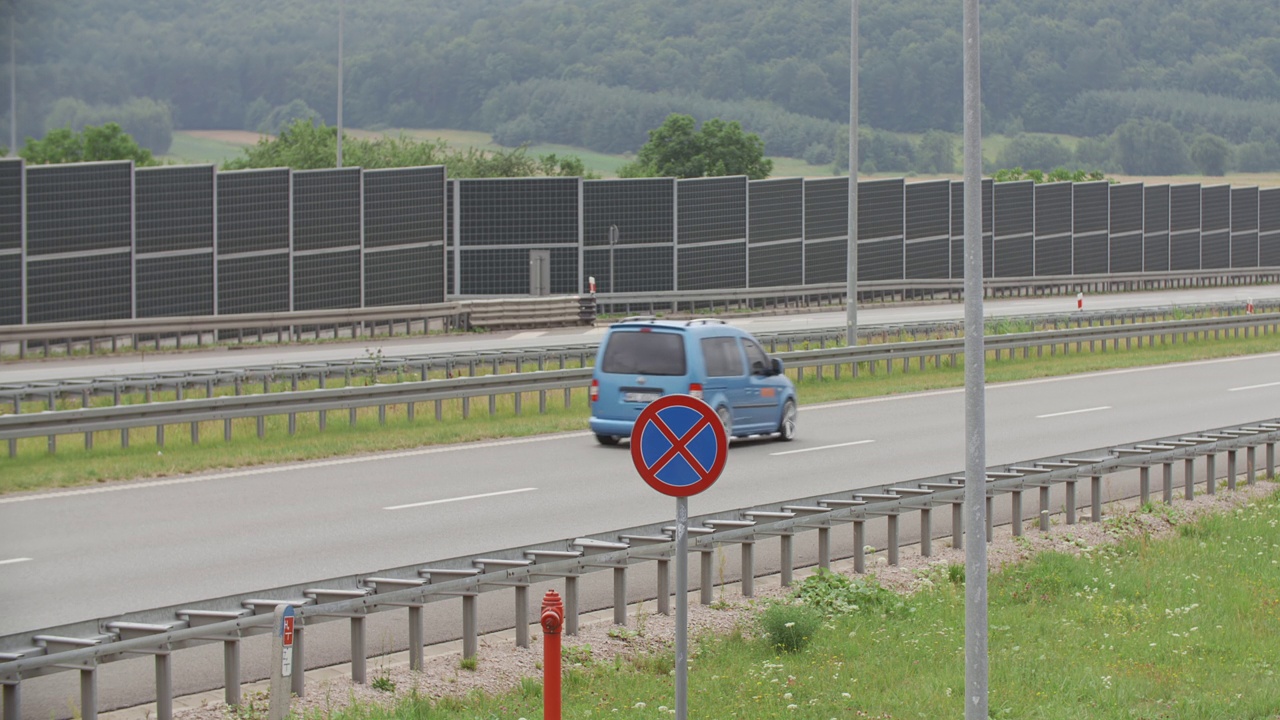 现代高速公路行驶轿车和重型卡车，丘陵景观阴天视频素材