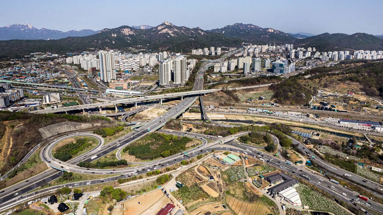 首都圈第一环路高速公路和退溪院立交周边的城市景观/京畿道九里市视频素材