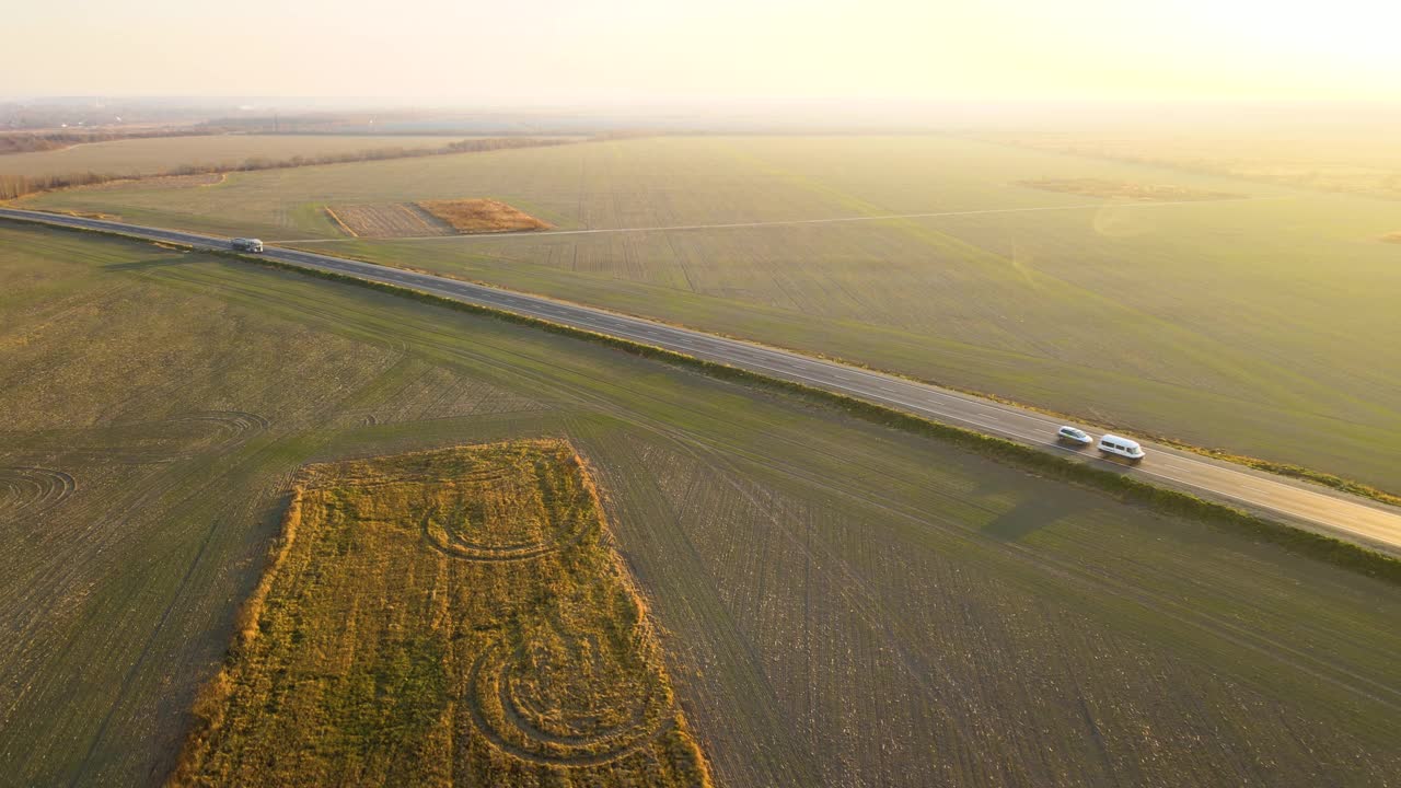 货运卡车在高速公路上行驶的鸟瞰图。交付、运输和物流概念视频素材