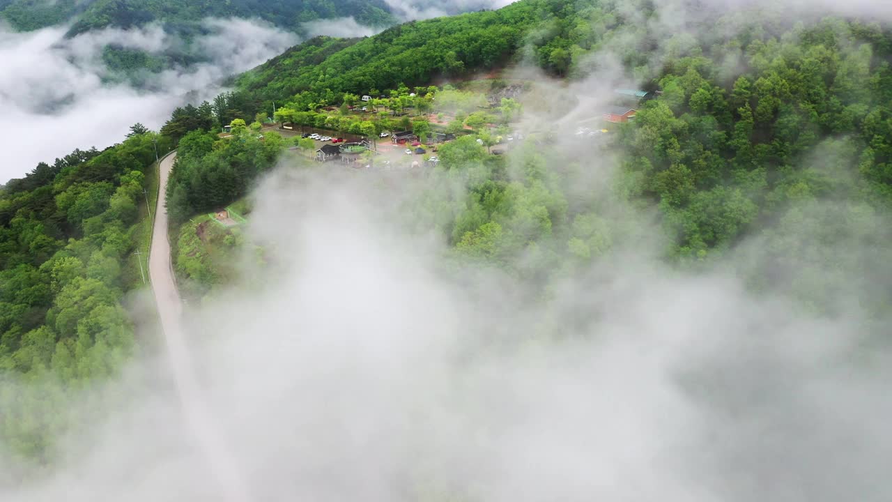 山、路、停车场、云海的自然风光/韩国江原道旌善郡视频素材