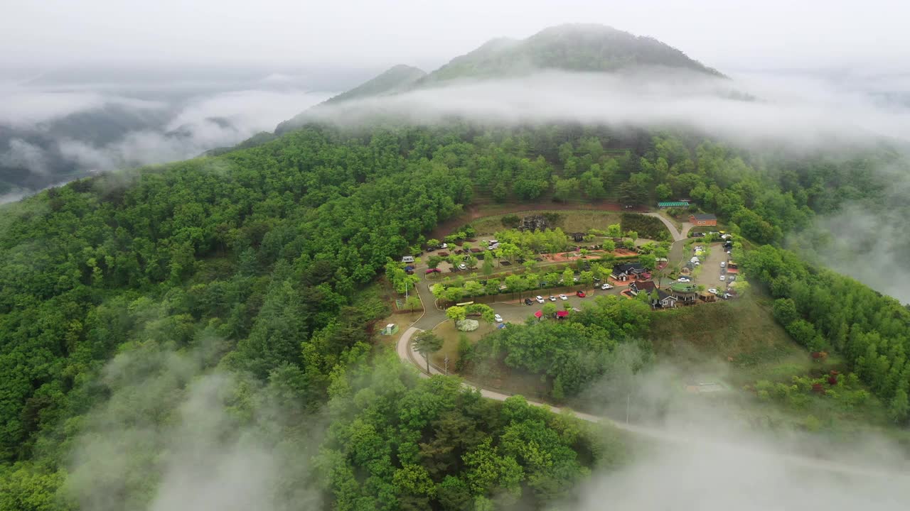 山、路、停车场、云海的自然风光/韩国江原道旌善郡视频素材