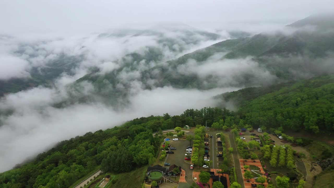 山、路、停车场、云海的自然风光/韩国江原道旌善郡视频素材