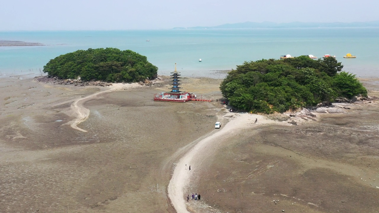 韩国忠清南道泰安郡安眠庵附近的塔和岛的景色视频素材