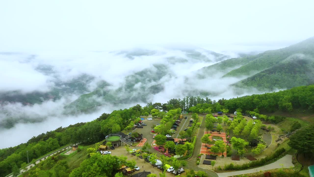 山、路、停车场、云海的自然风光/韩国江原道旌善郡视频素材