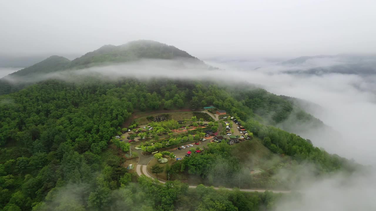 山、路、停车场、云海的自然风光/韩国江原道旌善郡视频素材