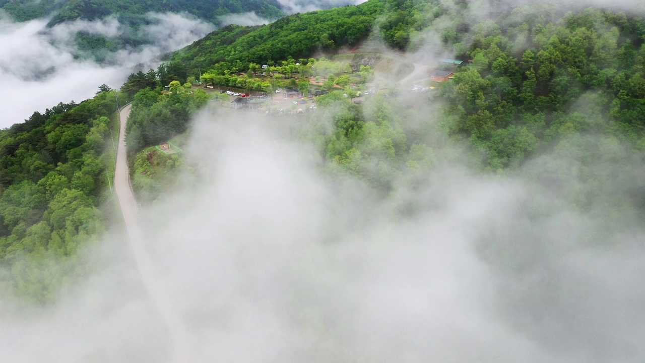 山、路、停车场、云海的自然风光/韩国江原道旌善郡视频素材