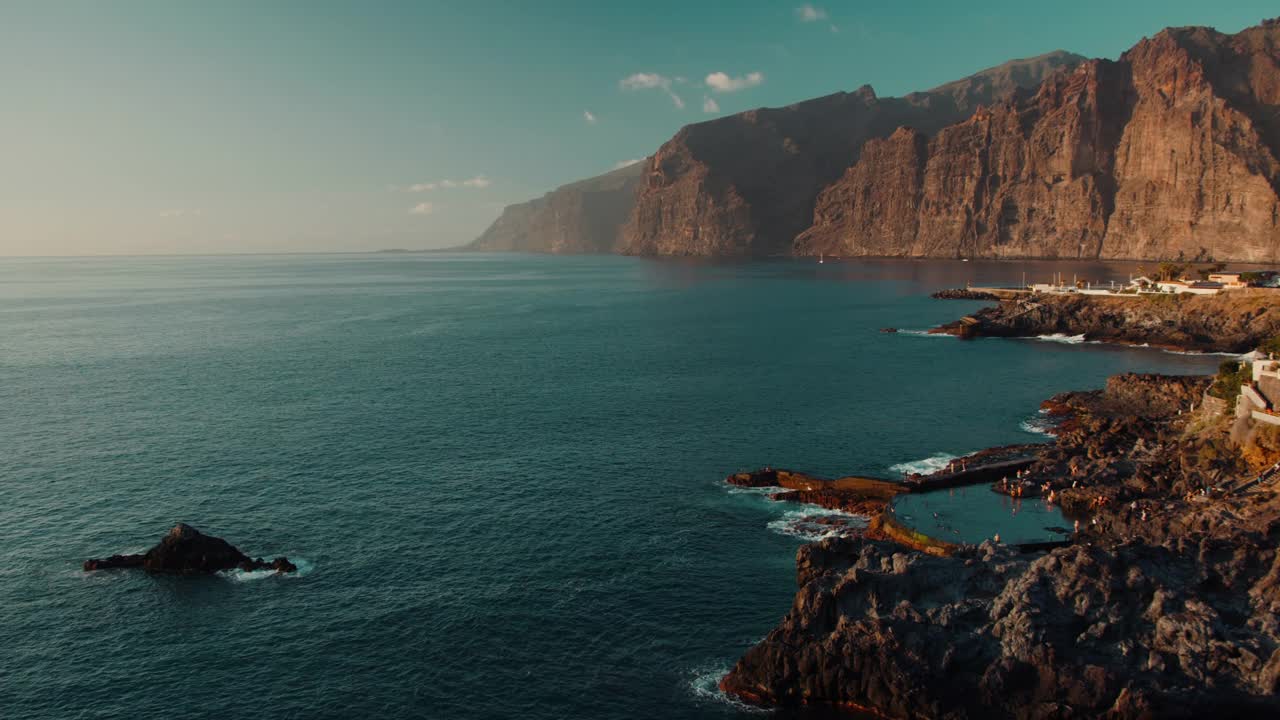 特内里费加那利群岛的天然海洋游泳池。Charco de Isla angrejo。夕阳下的橙色灯光下，洛斯吉甘特悬崖的壮丽景色。视频素材