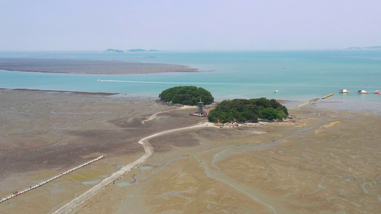 韩国忠清南道泰安郡安眠庵附近的塔和岛的景色视频素材