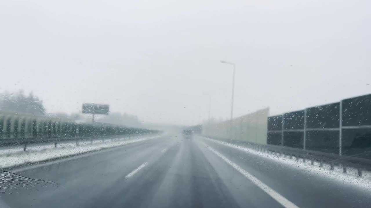 汽车挡风玻璃，雨，雪视频素材