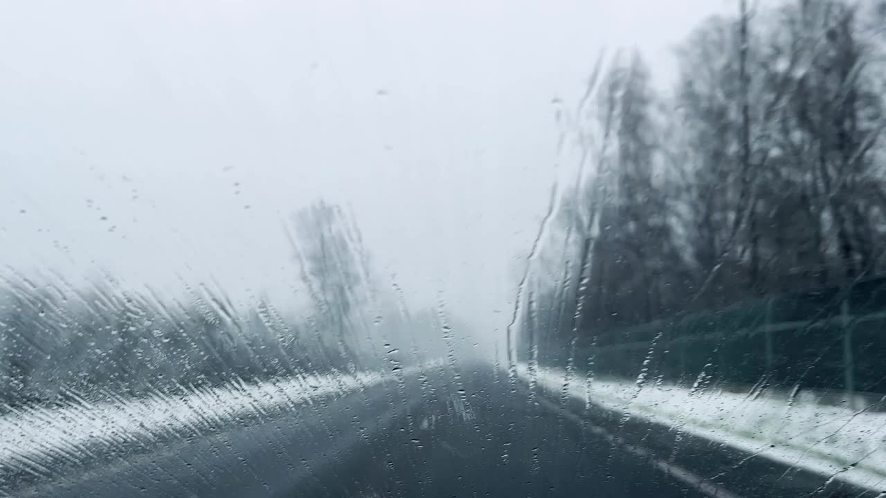 汽车挡风玻璃，雨，雪视频素材