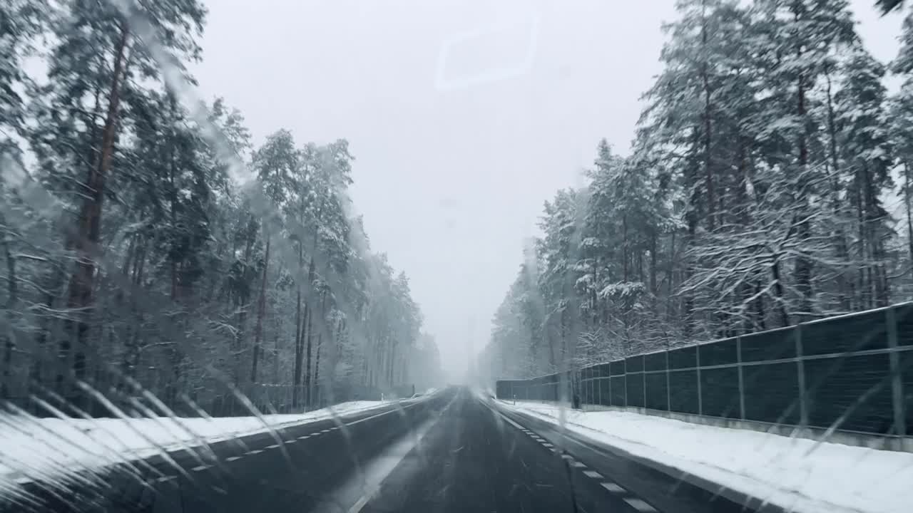 汽车挡风玻璃，雨，雪视频素材