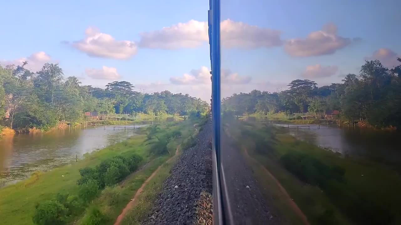 印度铁路之旅。通过火车门拍摄的美丽景色。Digha火车。视频素材