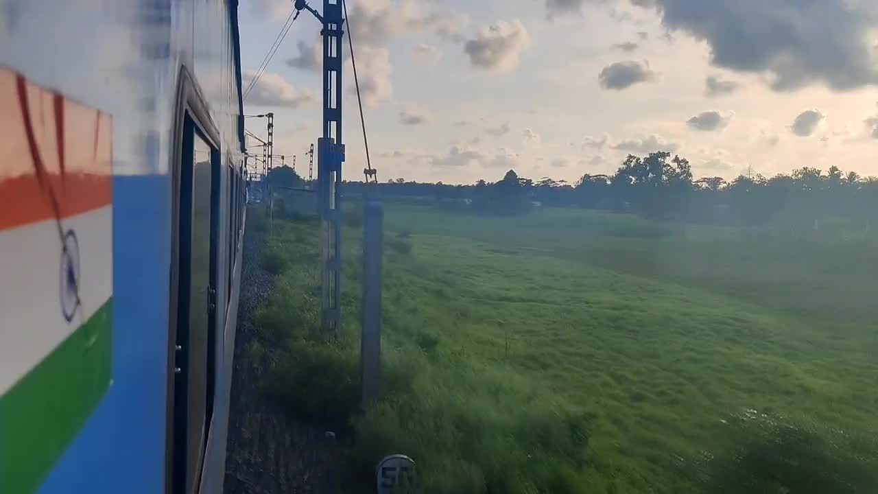 印度铁路之旅。通过火车门拍摄的美丽景色。Digha火车。视频素材