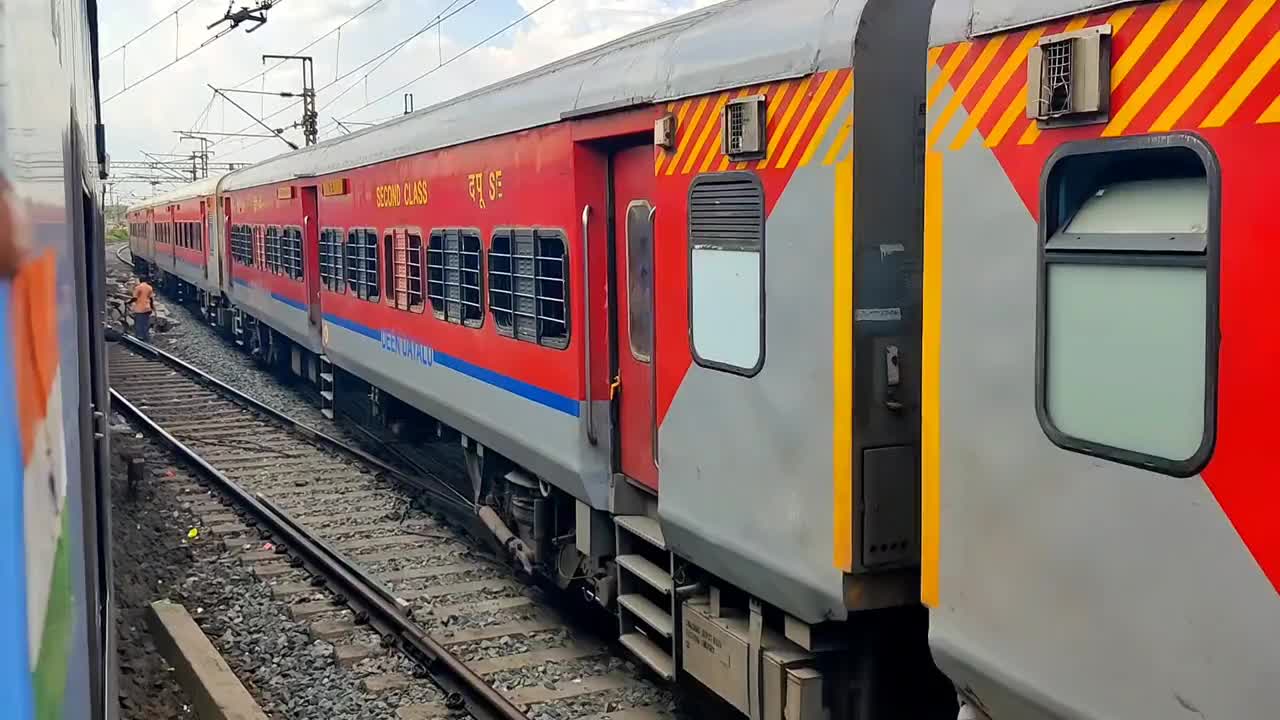 印度铁路之旅。通过火车门拍摄的美丽景色。Digha火车。视频素材