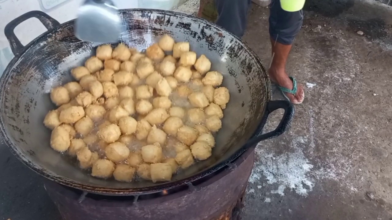 制作脆炸豆腐的过程。视频下载