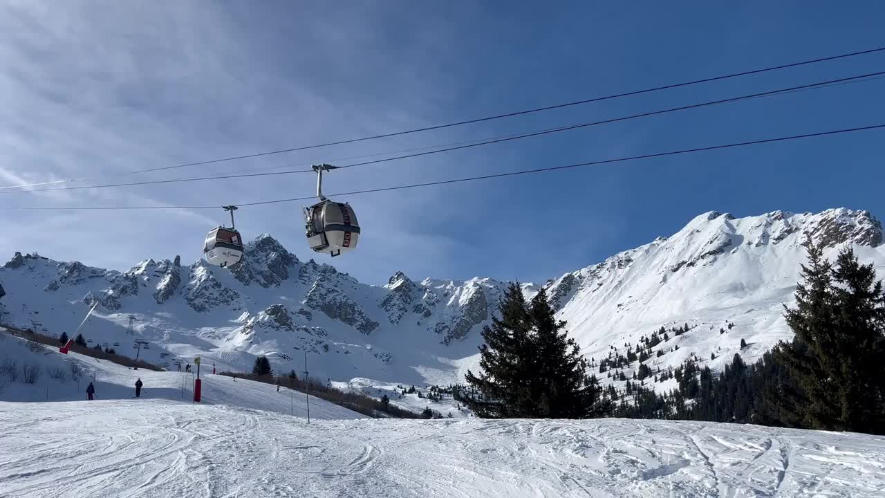 冬季，滑雪胜地Courchevel的滑雪缆车视频素材