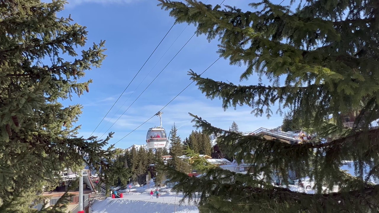 冬季的Courchevel滑雪场景色视频素材