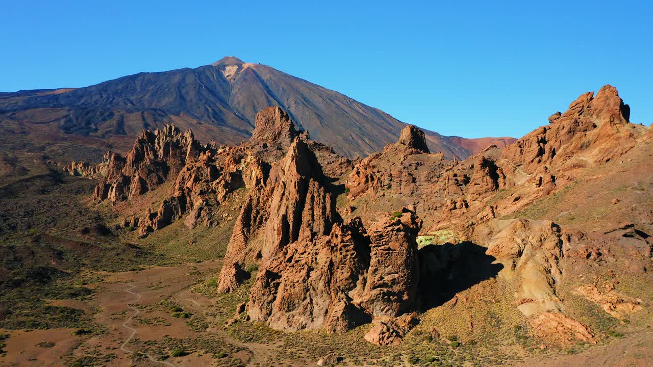 泰德国家公园内干燥荒凉的山脉景观。西班牙最高火山的景色。视频素材