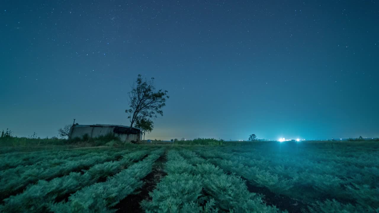 从印度的一个乡村拍摄的围绕北极星旋转的星星的时间流逝视频素材