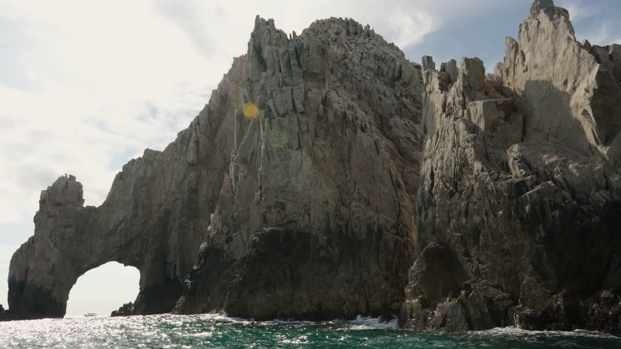 卡波圣卢卡斯拱门位于墨西哥西海岸的下哈半岛，位于科尔特斯海和太平洋之间，阳光明媚，海面平静视频素材