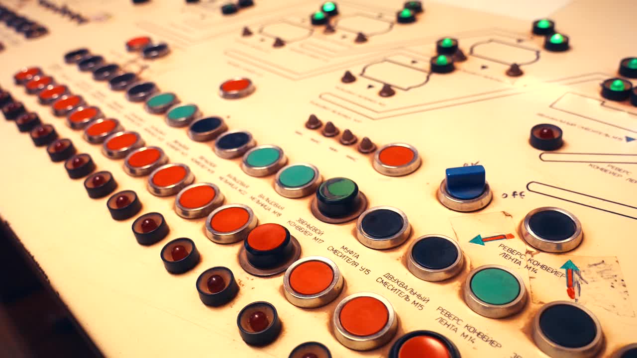 工人在工厂控制台按按钮视频素材