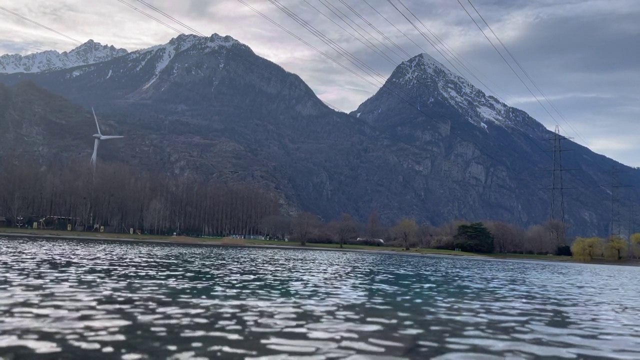 美丽的绿色山湖过渡到雪山在马提尼，瑞士视频下载