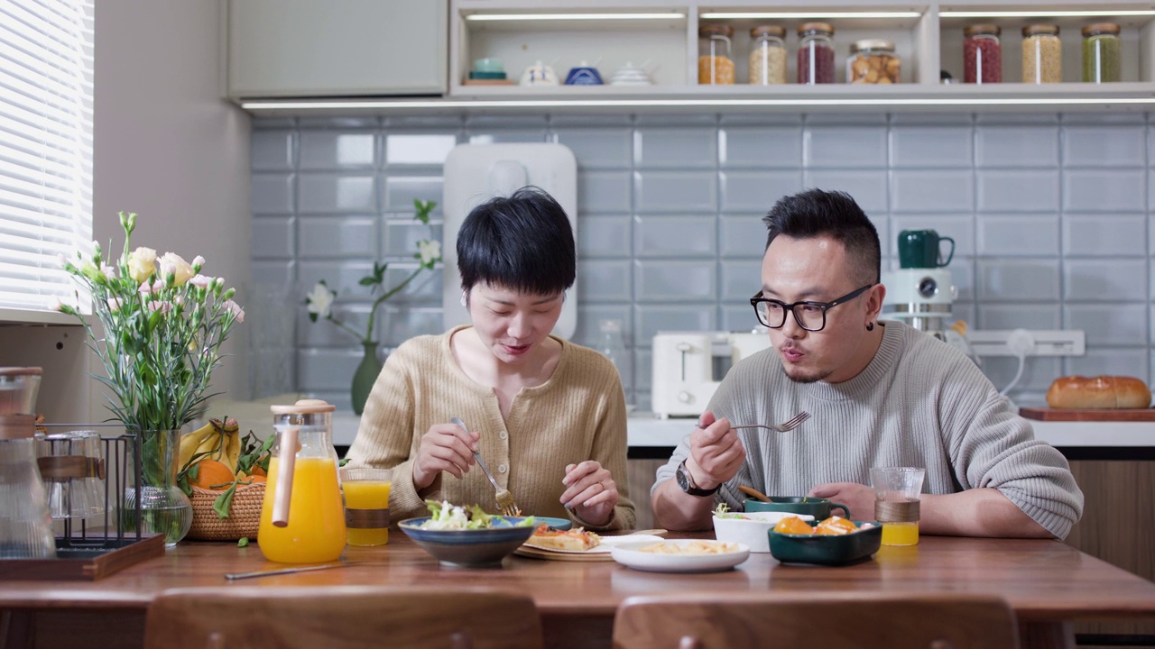 年轻快乐的亚洲夫妇在餐厅吃饭视频素材