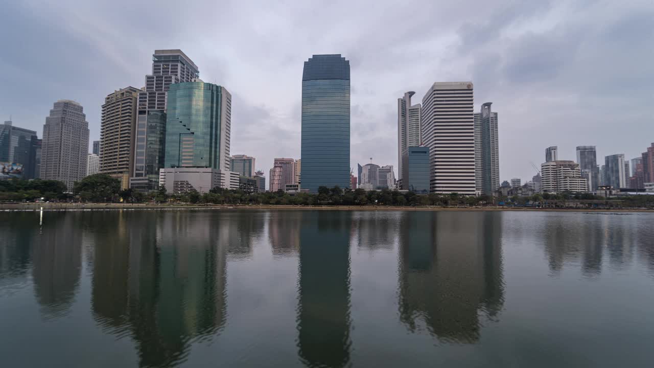 泰国曼谷，Benchakitti公园和素坤逸城市天际线的昼夜时间变化视频素材