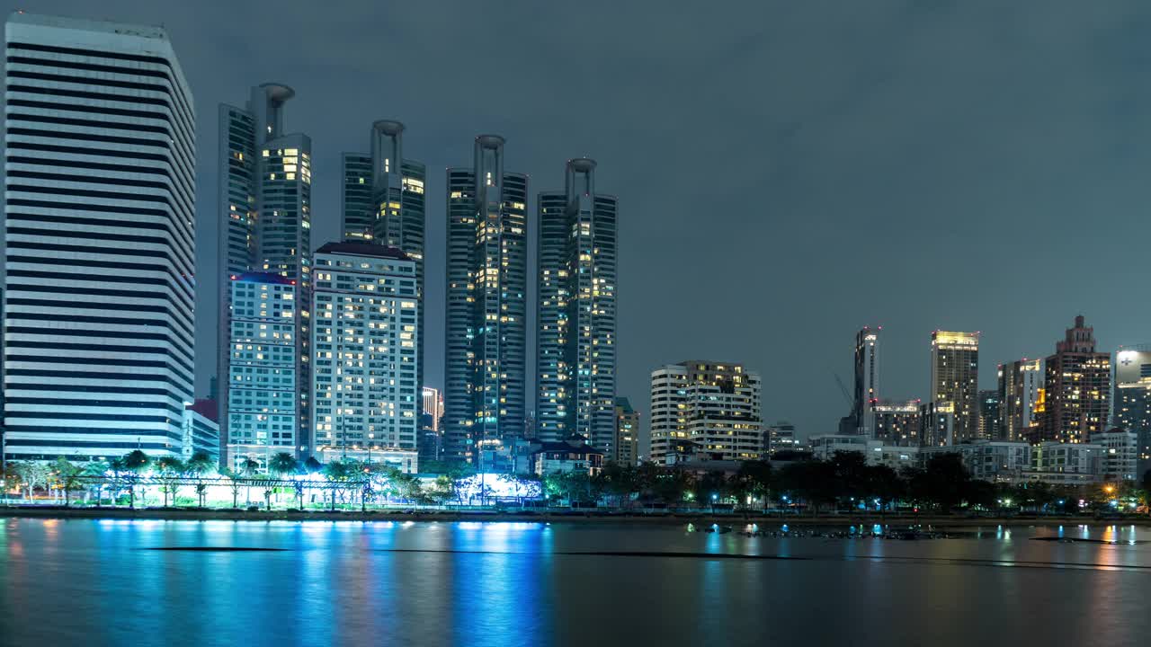 曼谷沿着本基蒂公园和素坤逸城市天际线的高层摩天大楼，夜景的时间流逝，云，曼谷，泰国视频素材