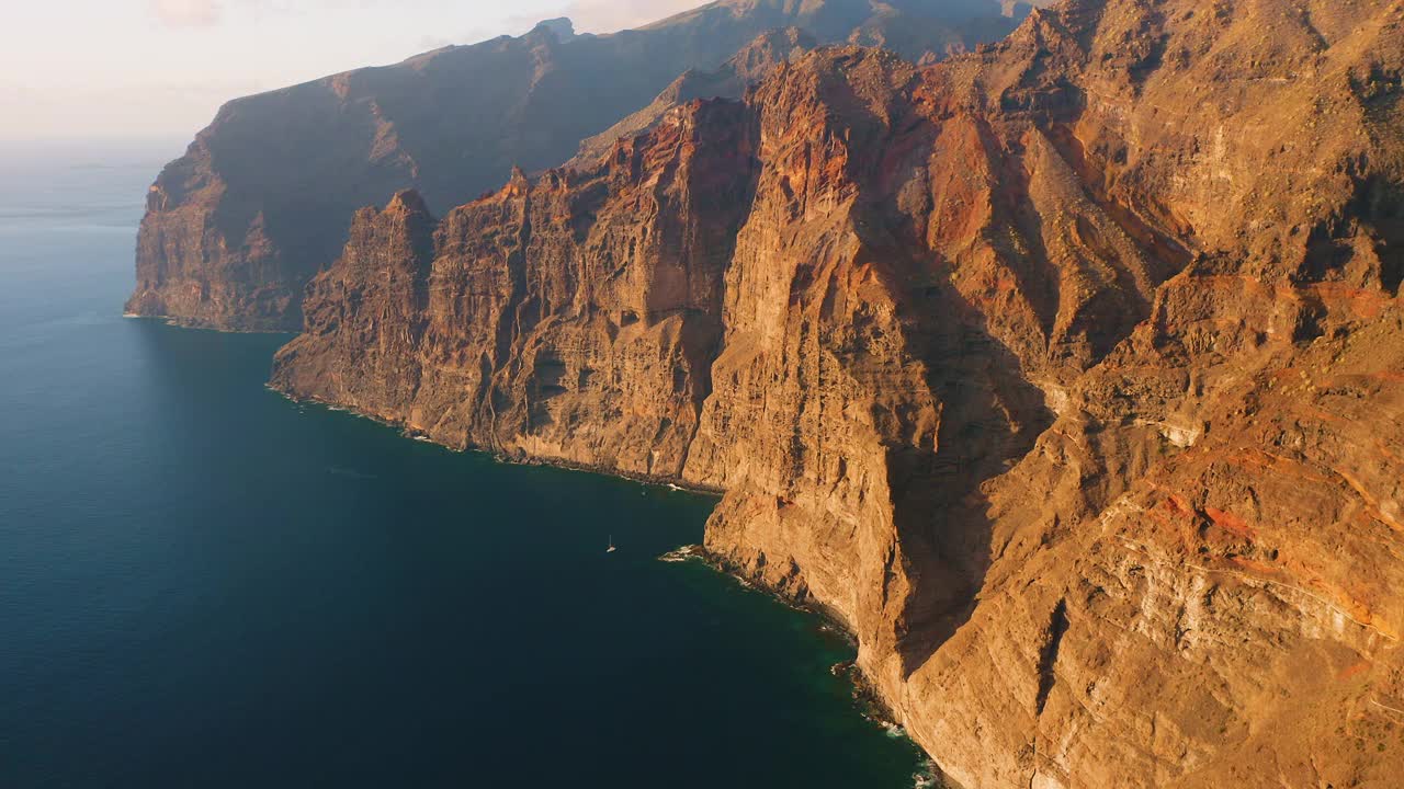 美丽的山日落悬崖Los Gigantes特内里费岛与惊人的鸟瞰图，深海蓝色的水和贫瘠的巨大岩石。巨人。环游世界。充满活力的颜色。视频素材