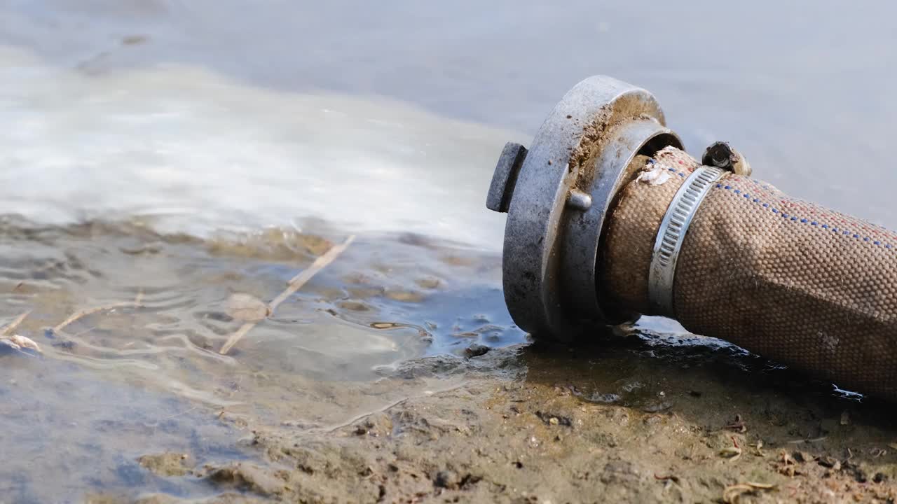 污水管道将污水排入河中。水污染、环境污染的概念。视频素材