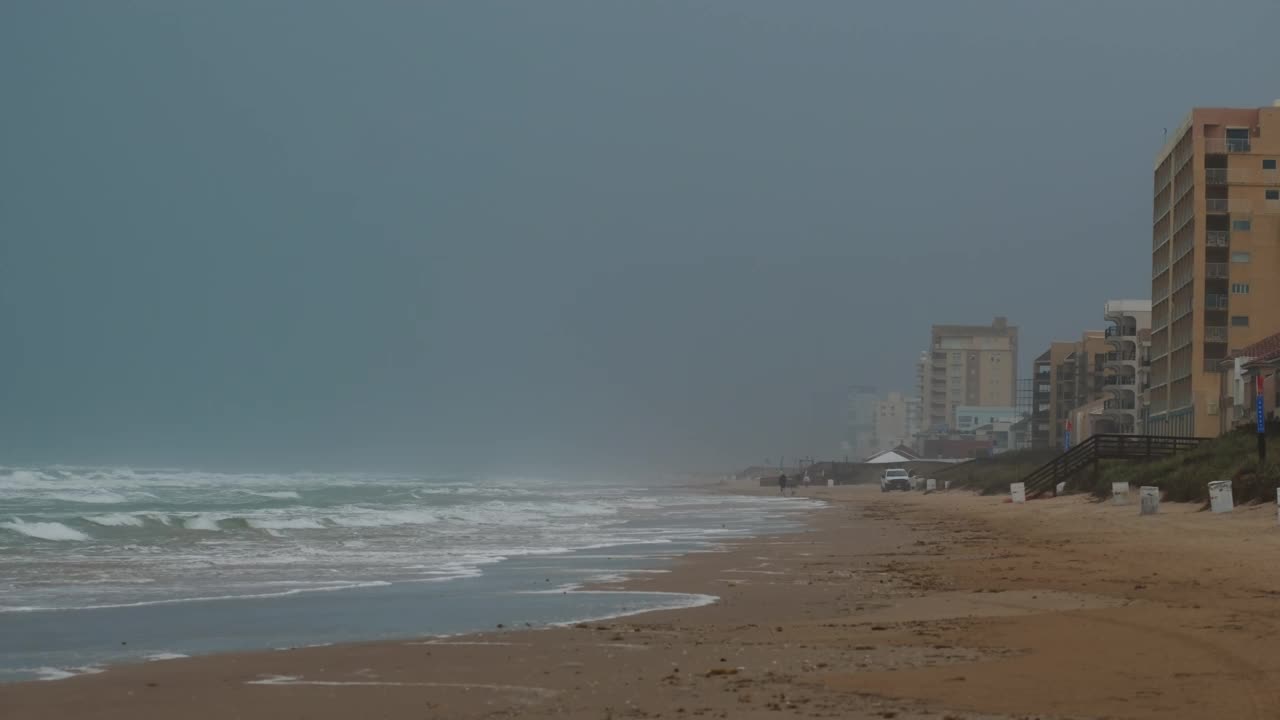 海浪拍打着海滩，海洋风暴。慢镜头视频素材