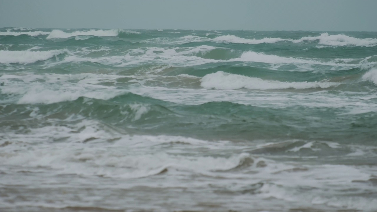 风暴波浪飞溅，水泡沫，海洋风暴。慢镜头镜头视频素材