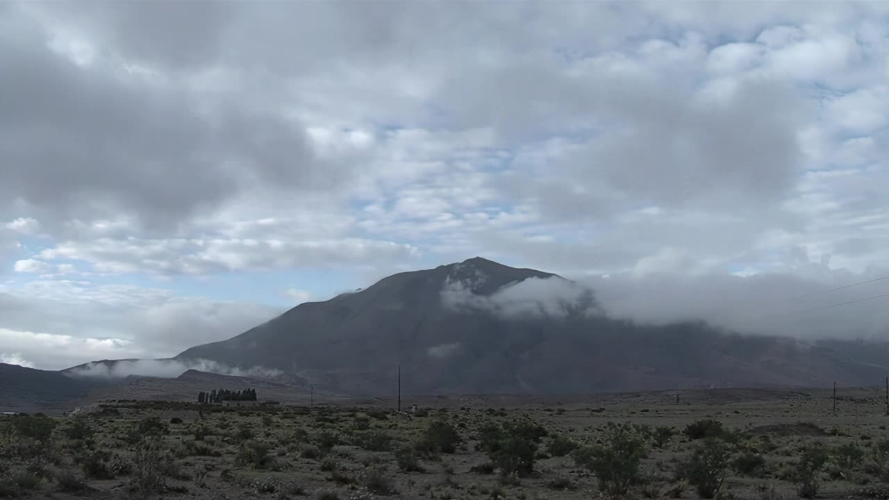 阿根廷卡塔马卡省拉斯奎瓦斯的一所乡村学校全景。视频素材