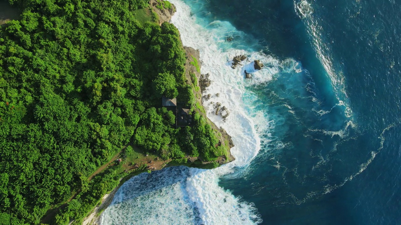 鸟瞰图的风景海岸线与树木和海洋与热带岛屿的波浪视频素材