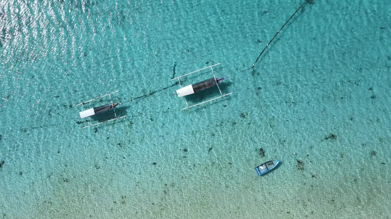 渔船停泊在天堂岛碧水的泻湖上。鸟瞰图。视频素材