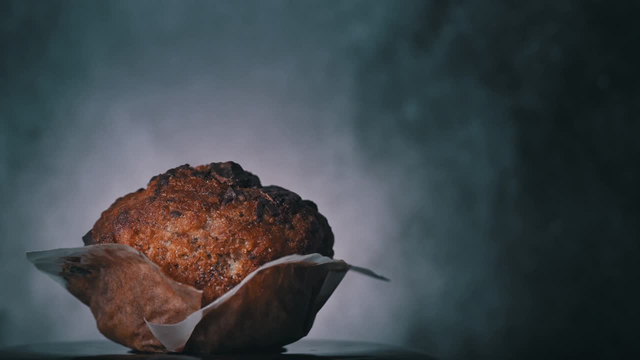 可口的巧克力松饼旋转，并有铭文的地方在侧面视频素材