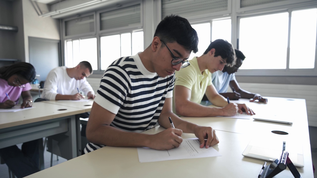 一组青少年学生在大学学校写考试作业视频素材