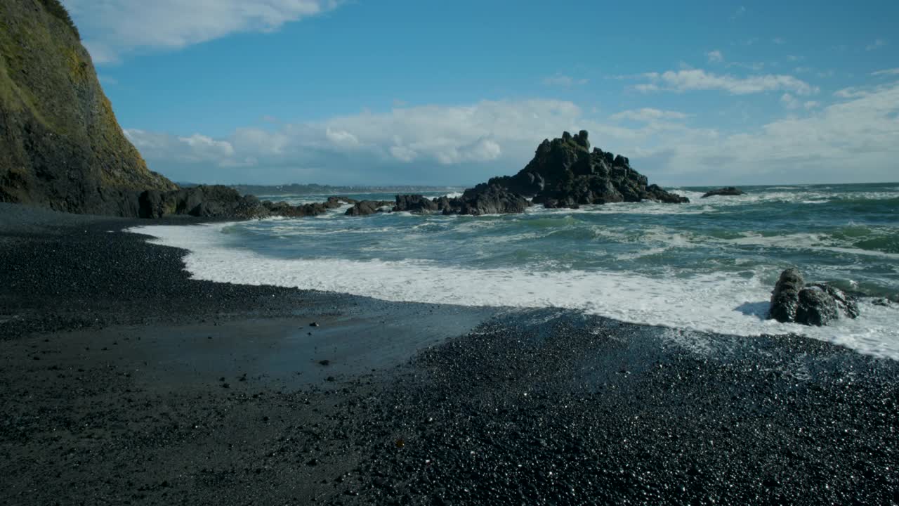 海浪冲击着雅奎纳黑德海滩视频素材