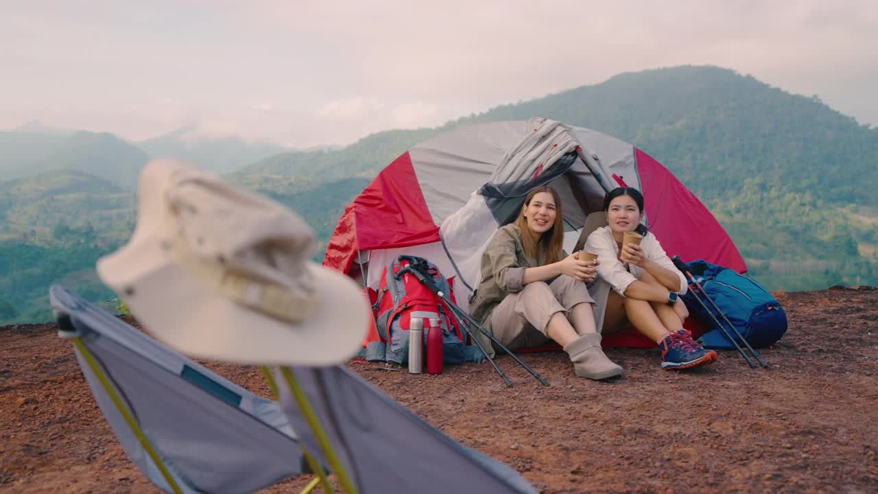 他们是朋友，享受他们的徒步旅行。视频素材